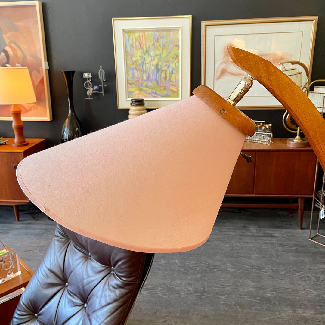 The lamp features a classic arc design, adding a touch of elegance to your home. Its adjustable blush pink shade allows you to customize the lighting to your preference. 