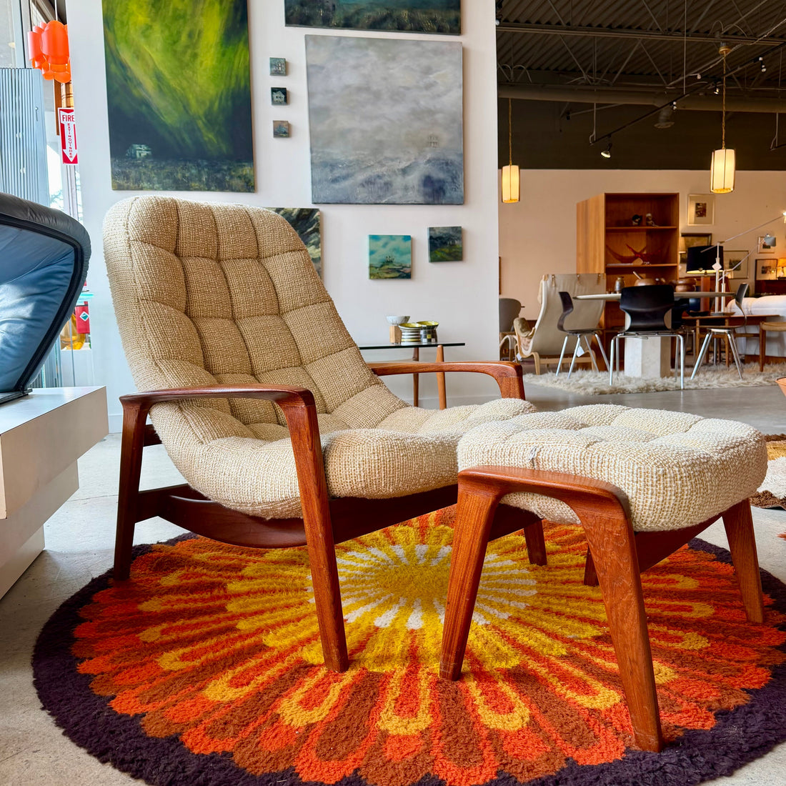 Huber scoop chair with ottoman