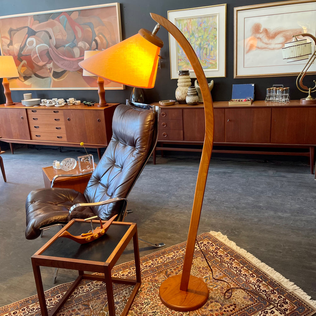 The lamp features a classic arc design, adding a touch of elegance to your home. Its adjustable blush pink shade allows you to customize the lighting to your preference. 