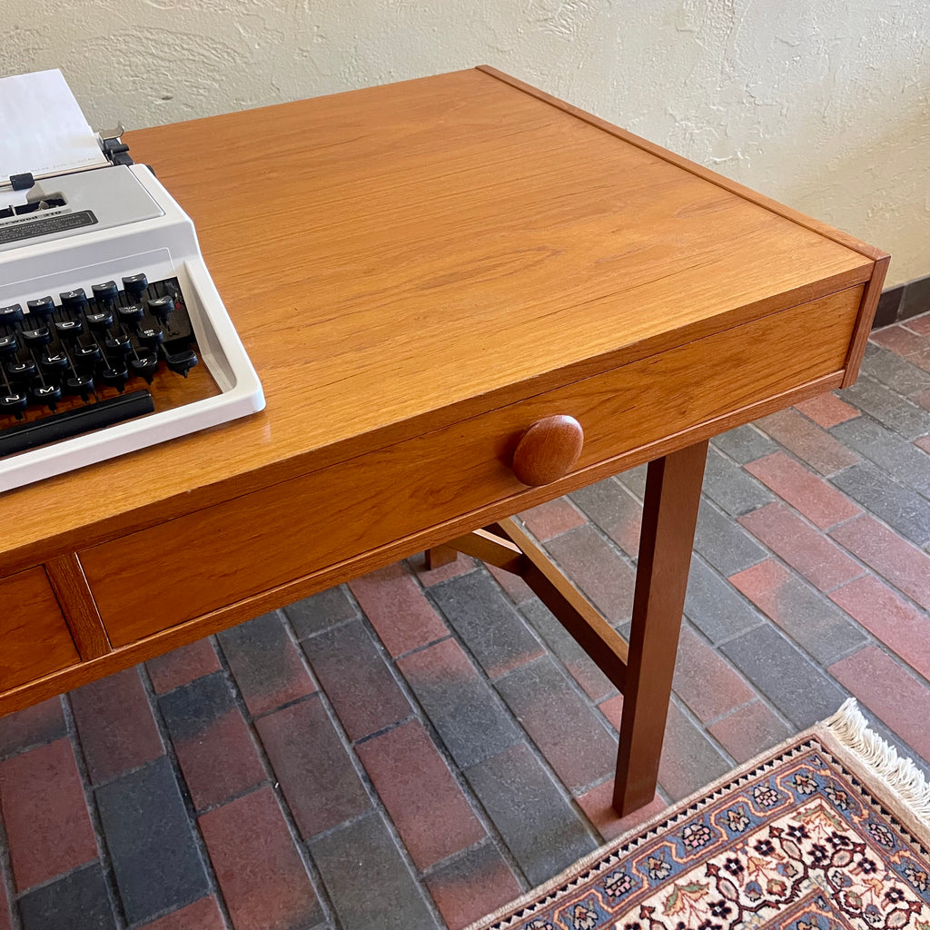  This Mid Century Danish Teak Desk epitomizes timeless design with its sleek lines and warm teak wood. Featuring two drawers, it offers practical storage while maintaining a minimalist aesthetic.