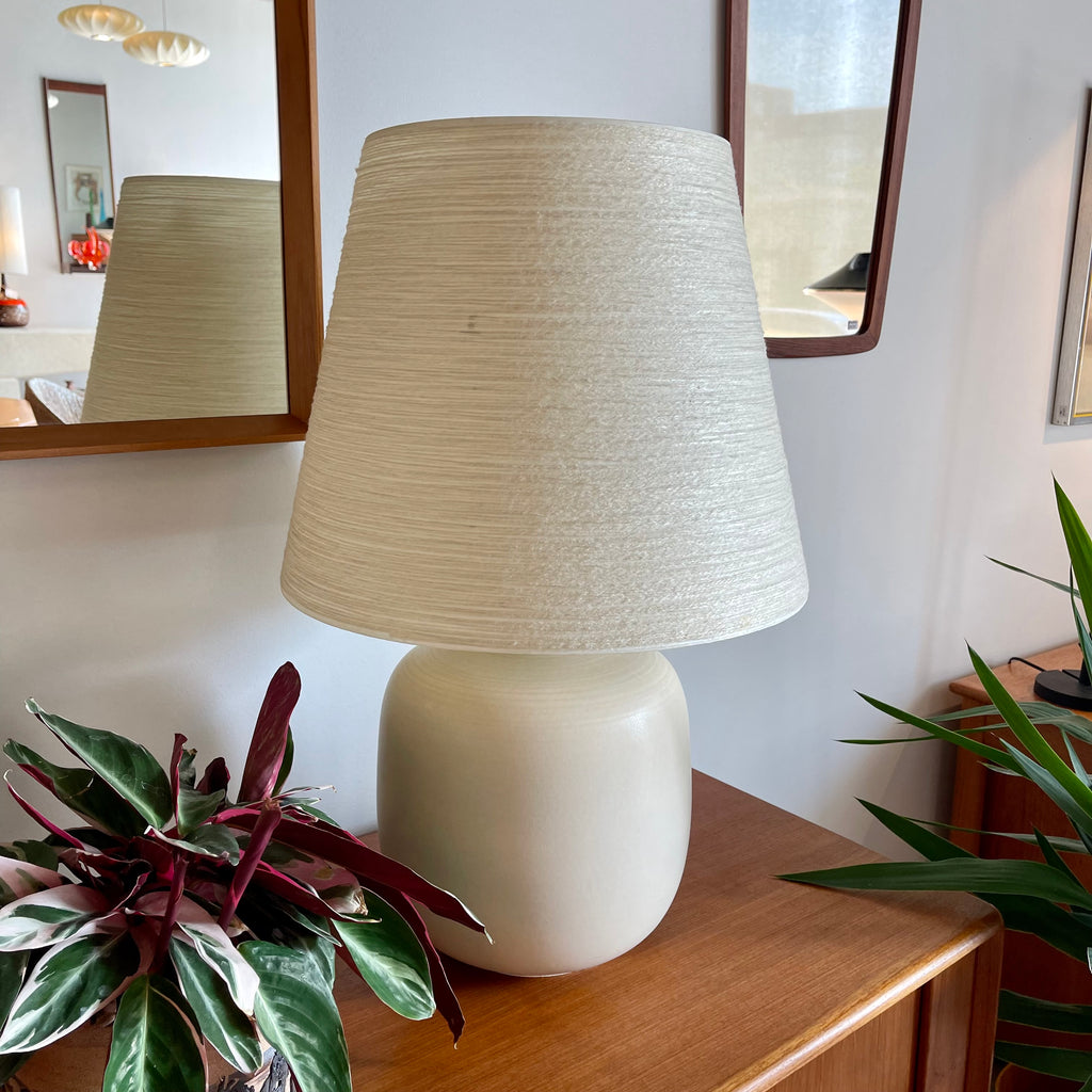 Single LOTTE table lamp with ceramic base and fiberglass shade