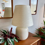 Single LOTTE table lamp with ceramic base and fiberglass shade