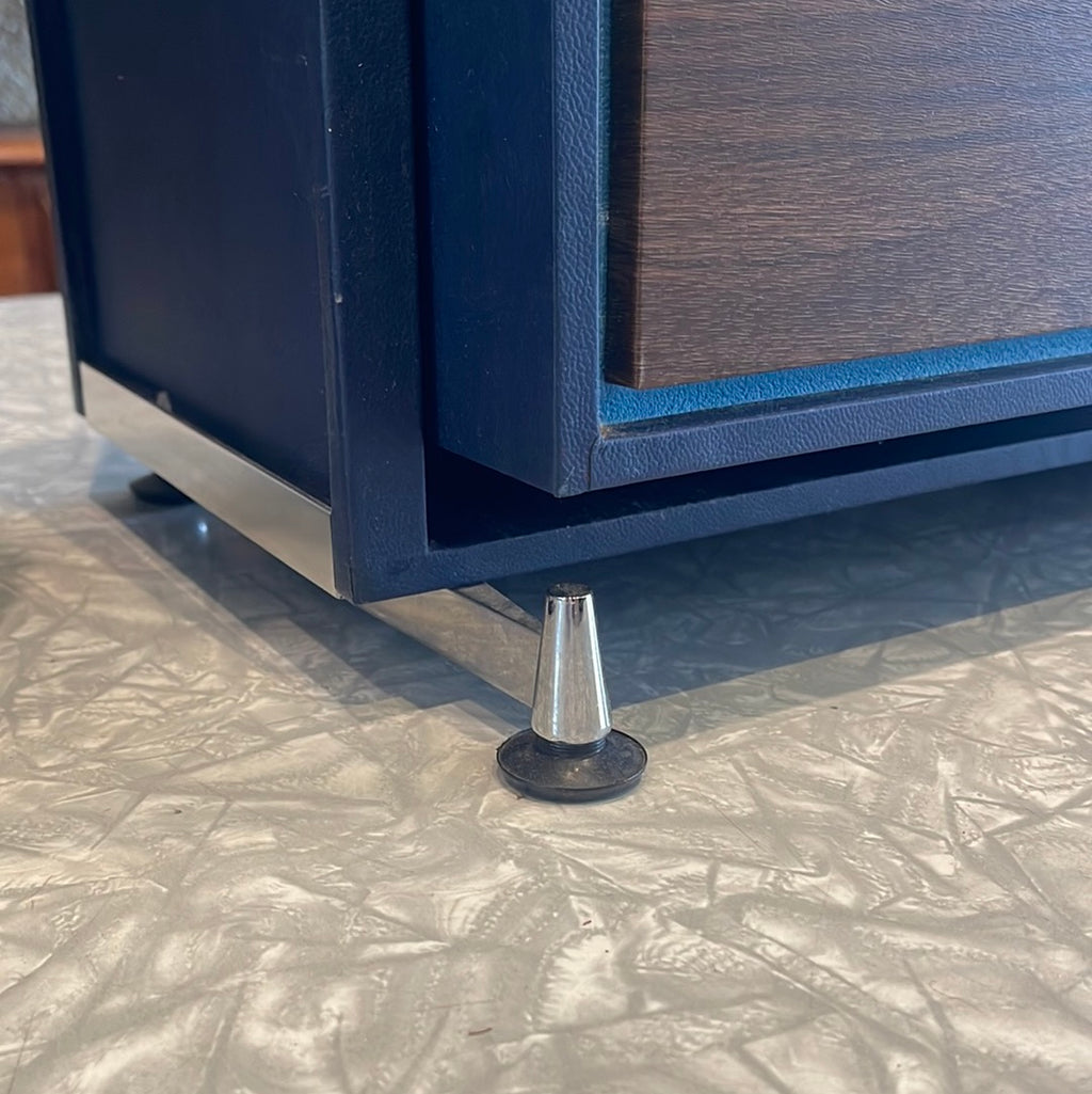 Vintage Electrohome portable stereo legs close up
