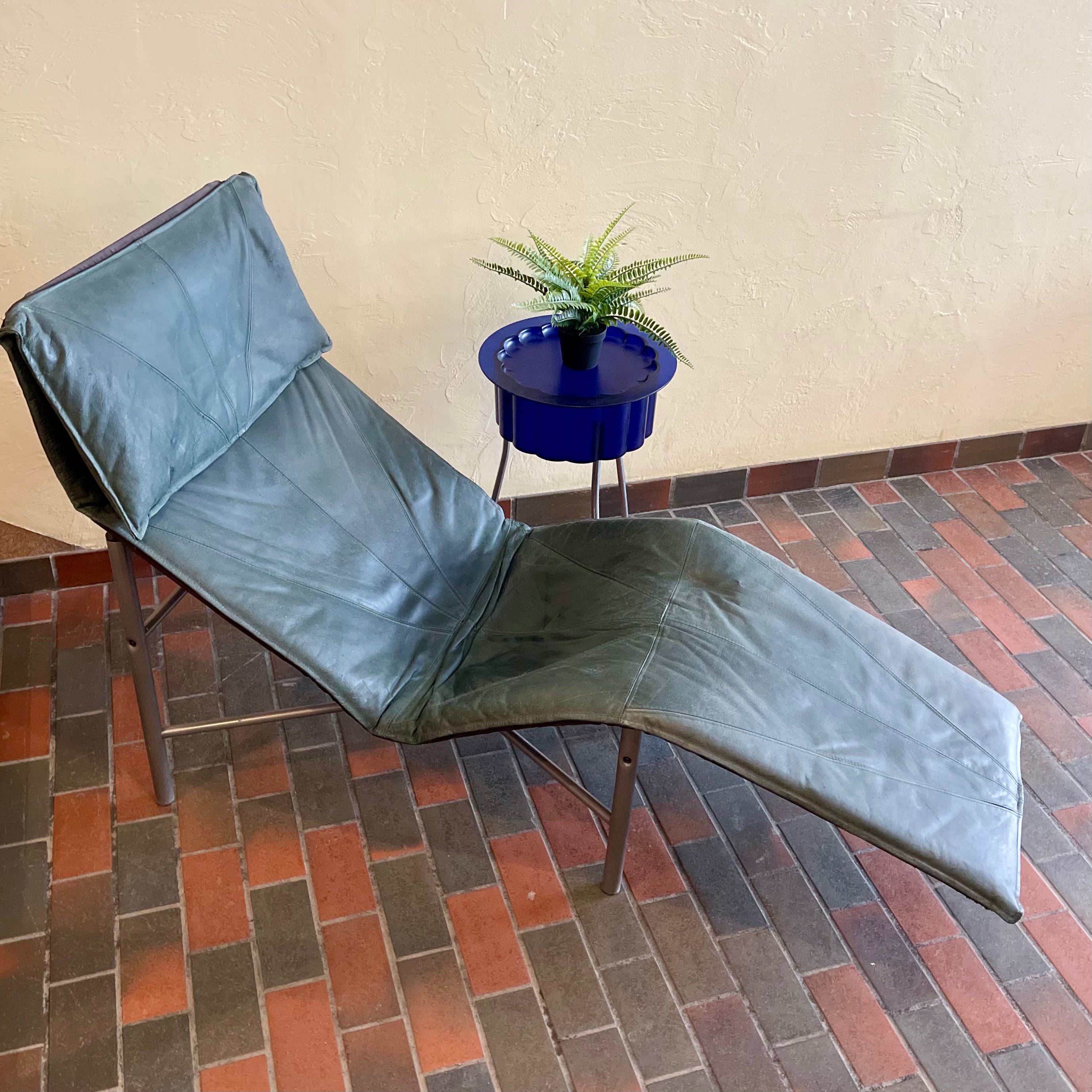 The ergonomic design of the chaise lounge ensures a comfortable and relaxing seating experience. The gently reclined backrest invites you to unwind and escape the hustle of everyday life. 