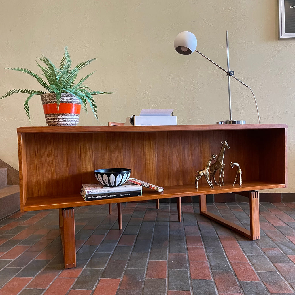 Constructed from rich and durable teak wood, this DYRLUND desk features a design that encapsulates the essence of Mid-Century Modern aesthetics. To the right, a spacious drawer provides practical storage for documents, ensuring a clutter-free workspace. On the left, three drawers offer additional organizational space, perfect for keeping essentials close at hand.