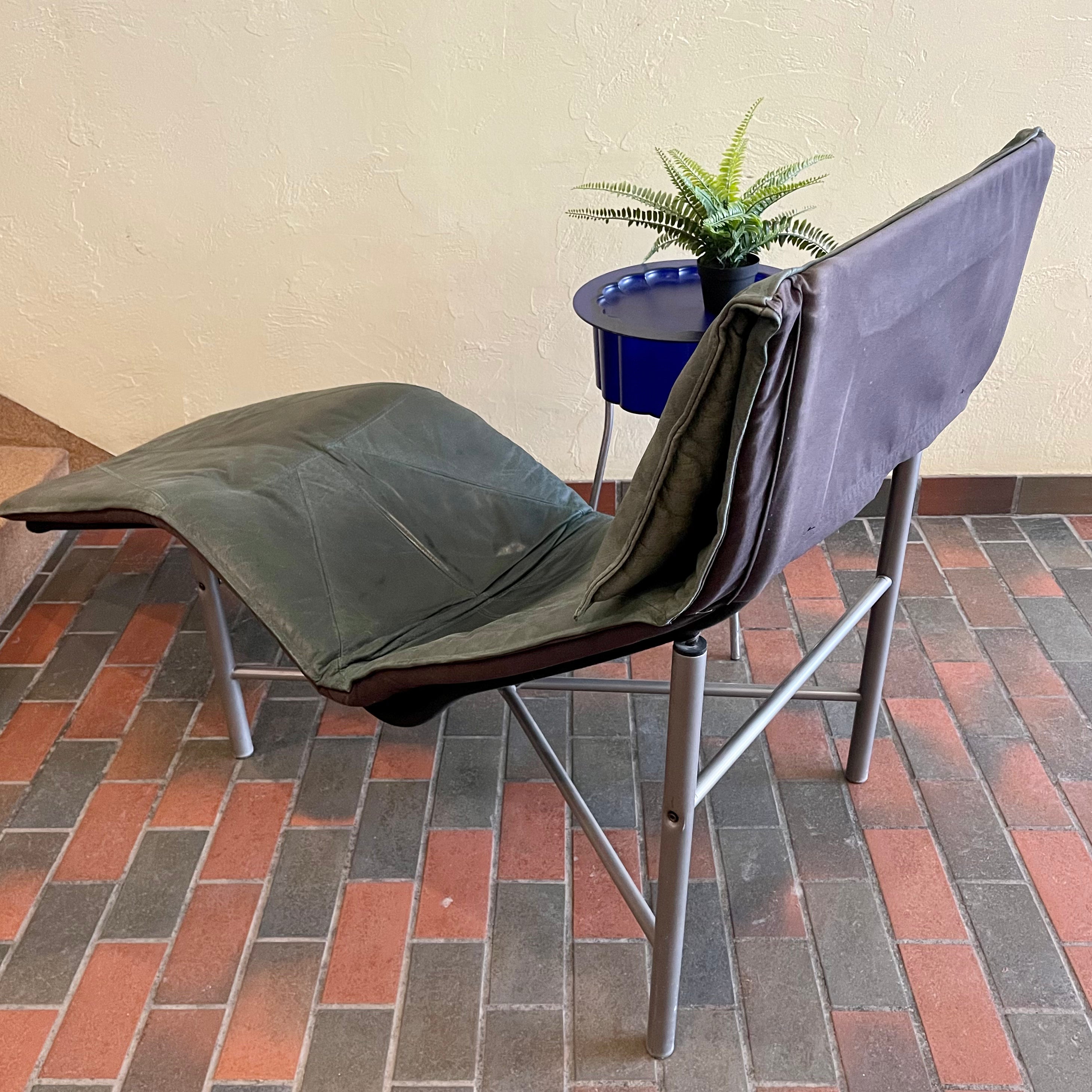 The ergonomic design of the chaise lounge ensures a comfortable and relaxing seating experience. The gently reclined backrest invites you to unwind and escape the hustle of everyday life. 