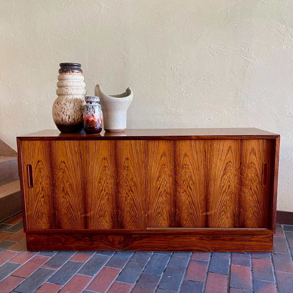 This Poul Hundevad Rosewood Credenza is crafted from rosewood, its compact size makes it perfect for apartments or smaller rooms.