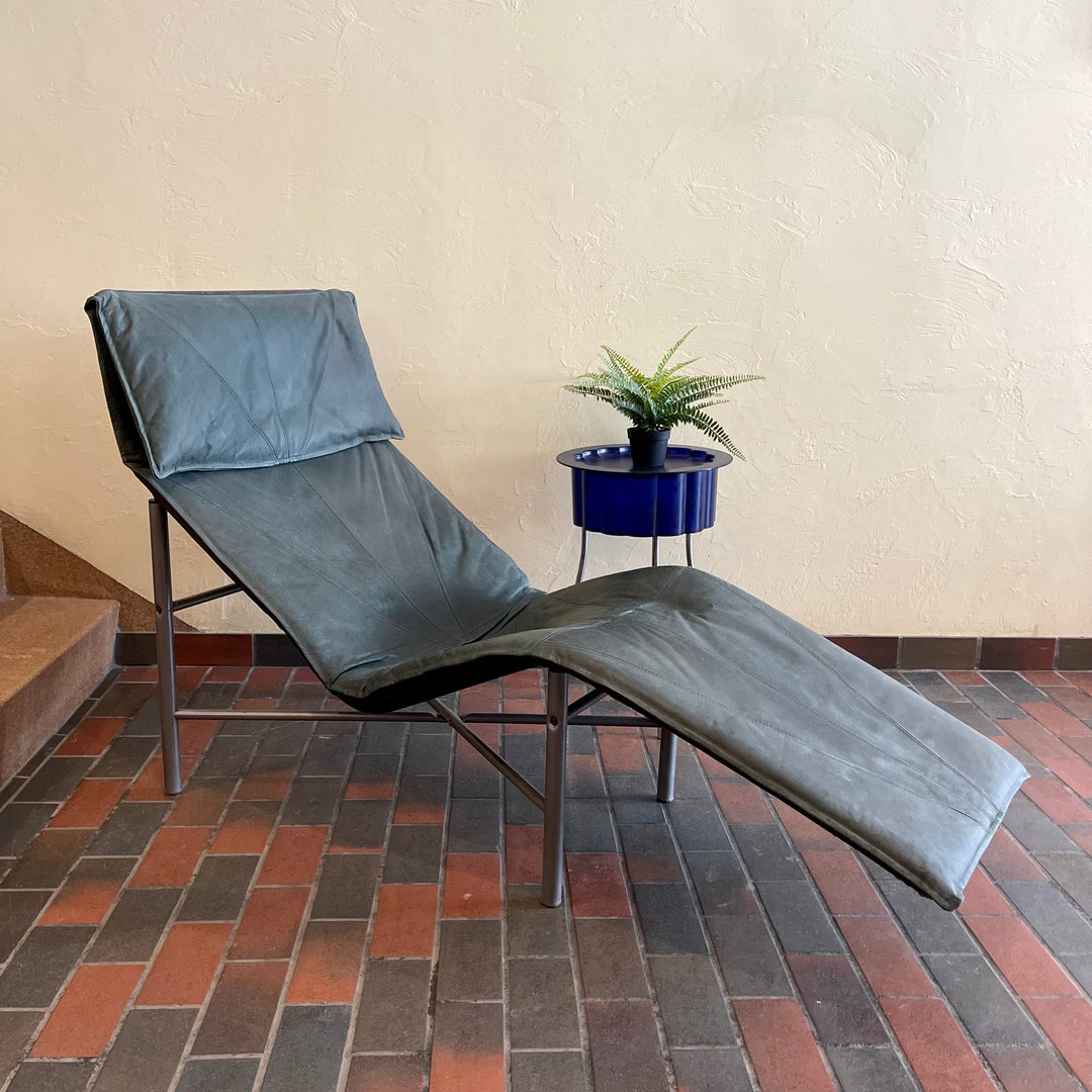 The ergonomic design of the chaise lounge ensures a comfortable and relaxing seating experience. The gently reclined backrest invites you to unwind and escape the hustle of everyday life. 