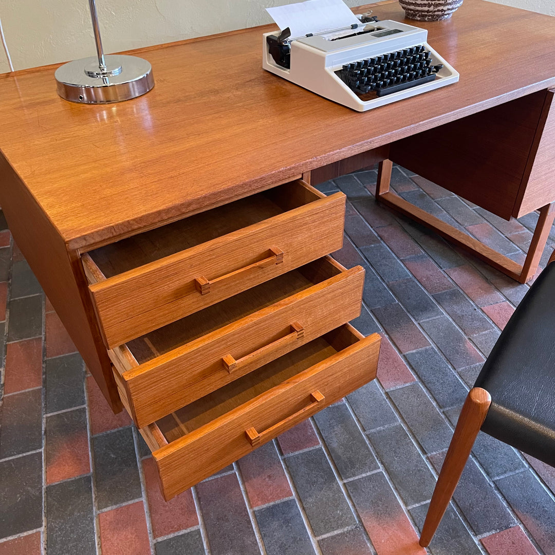 Constructed from rich and durable teak wood, this DYRLUND desk features a design that encapsulates the essence of Mid-Century Modern aesthetics. To the right, a spacious drawer provides practical storage for documents, ensuring a clutter-free workspace. On the left, three drawers offer additional organizational space, perfect for keeping essentials close at hand.