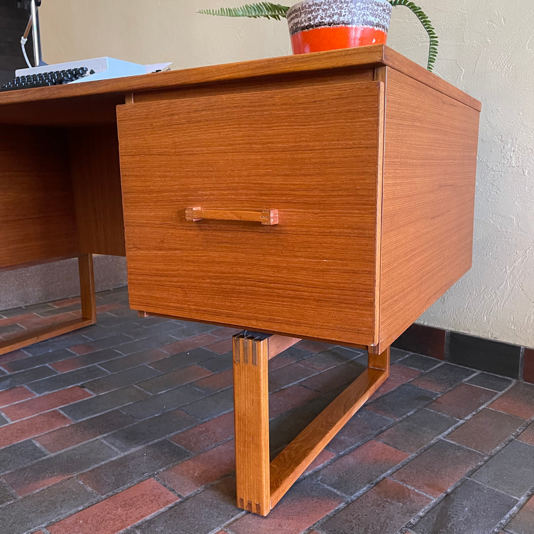 Constructed from rich and durable teak wood, this DYRLUND desk features a design that encapsulates the essence of Mid-Century Modern aesthetics. To the right, a spacious drawer provides practical storage for documents, ensuring a clutter-free workspace. On the left, three drawers offer additional organizational space, perfect for keeping essentials close at hand.