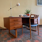 Constructed from rich and durable teak wood, this DYRLUND desk features a design that encapsulates the essence of Mid-Century Modern aesthetics. To the right, a spacious drawer provides practical storage for documents, ensuring a clutter-free workspace. On the left, three drawers offer additional organizational space, perfect for keeping essentials close at hand.