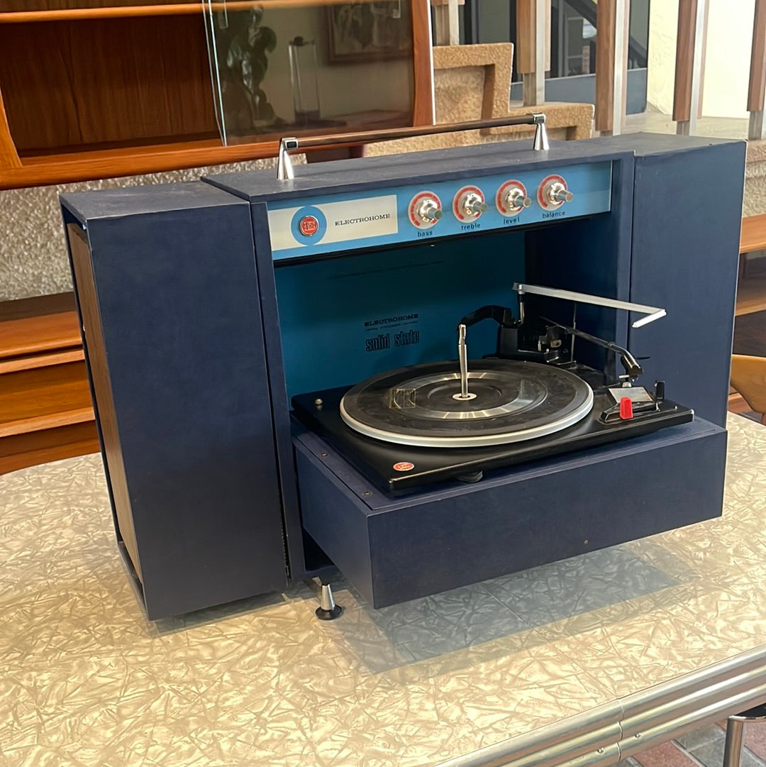 Opened view of Vintage Electrohome portable stereo