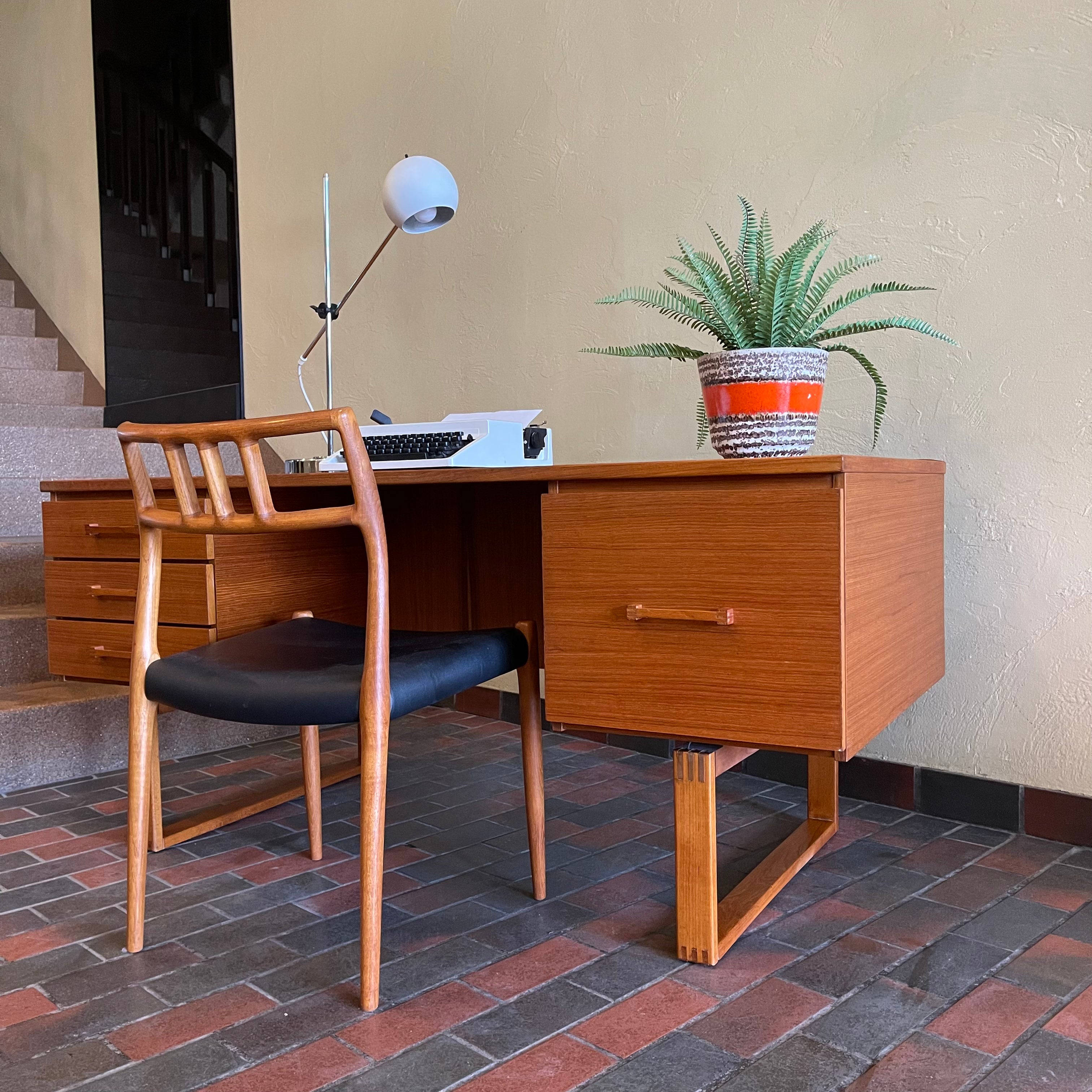 Constructed from rich and durable teak wood, this DYRLUND desk features a design that encapsulates the essence of Mid-Century Modern aesthetics. To the right, a spacious drawer provides practical storage for documents, ensuring a clutter-free workspace. On the left, three drawers offer additional organizational space, perfect for keeping essentials close at hand.