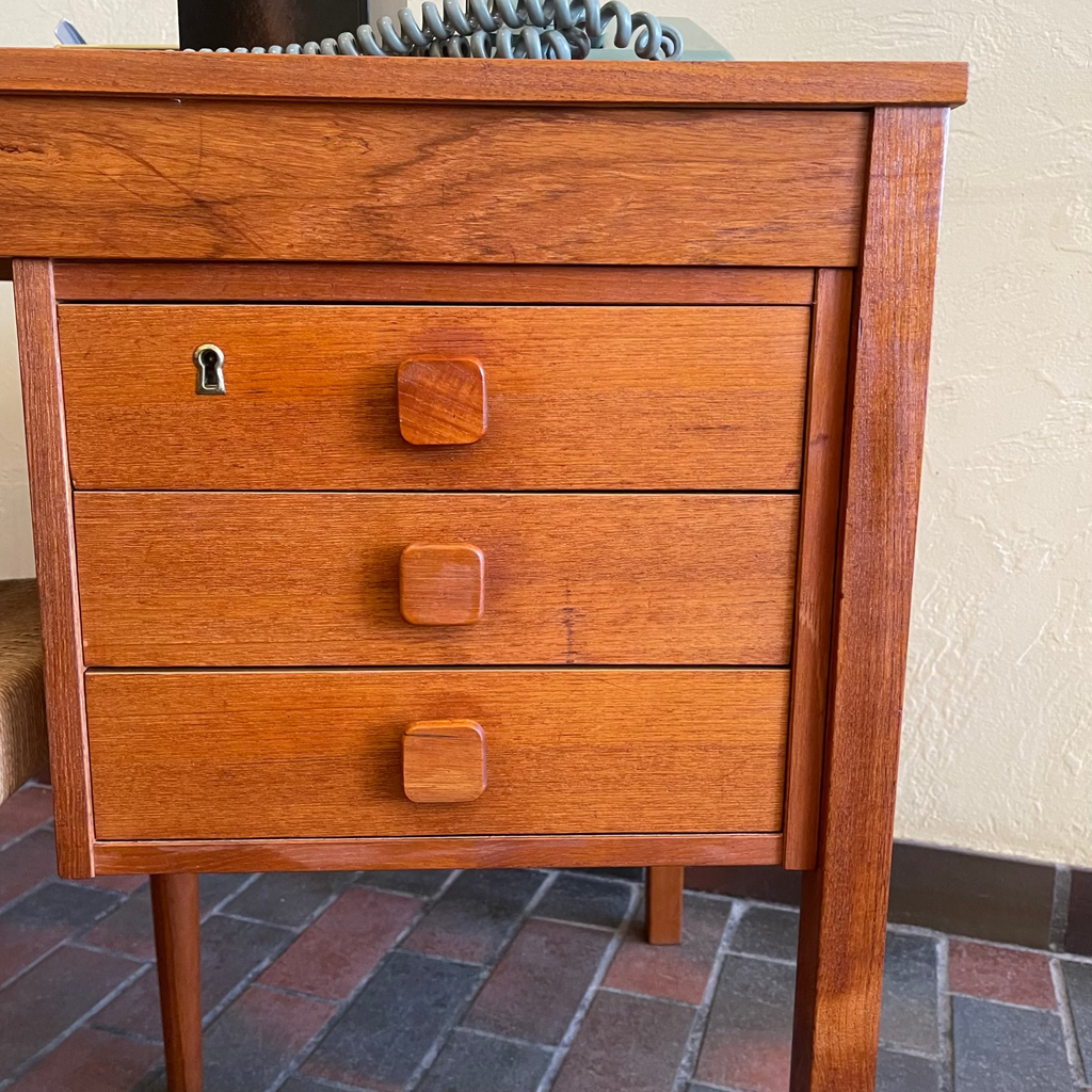 Right middle drawer mark on Domino Møbler teak desk