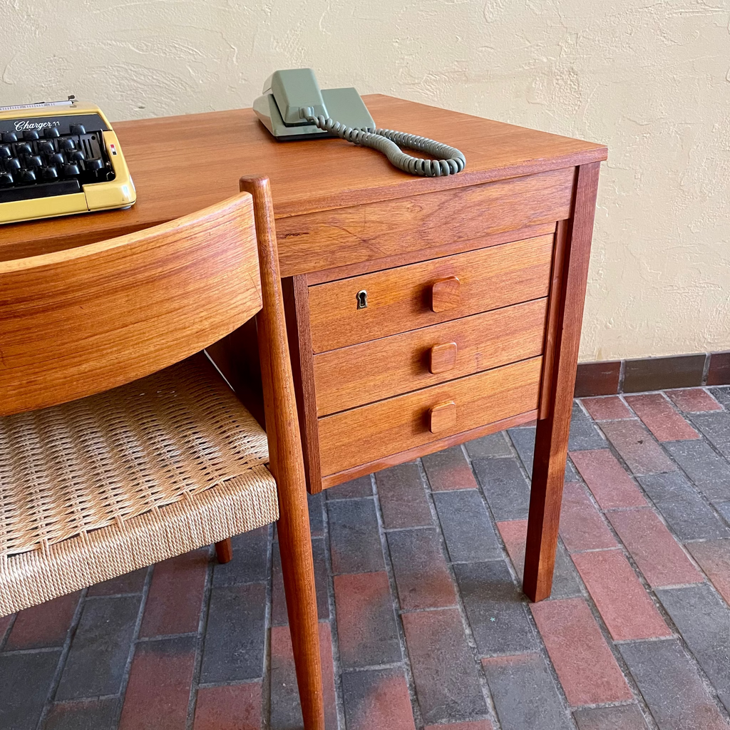 Lockable top drawer detail on Domino Møbler desk