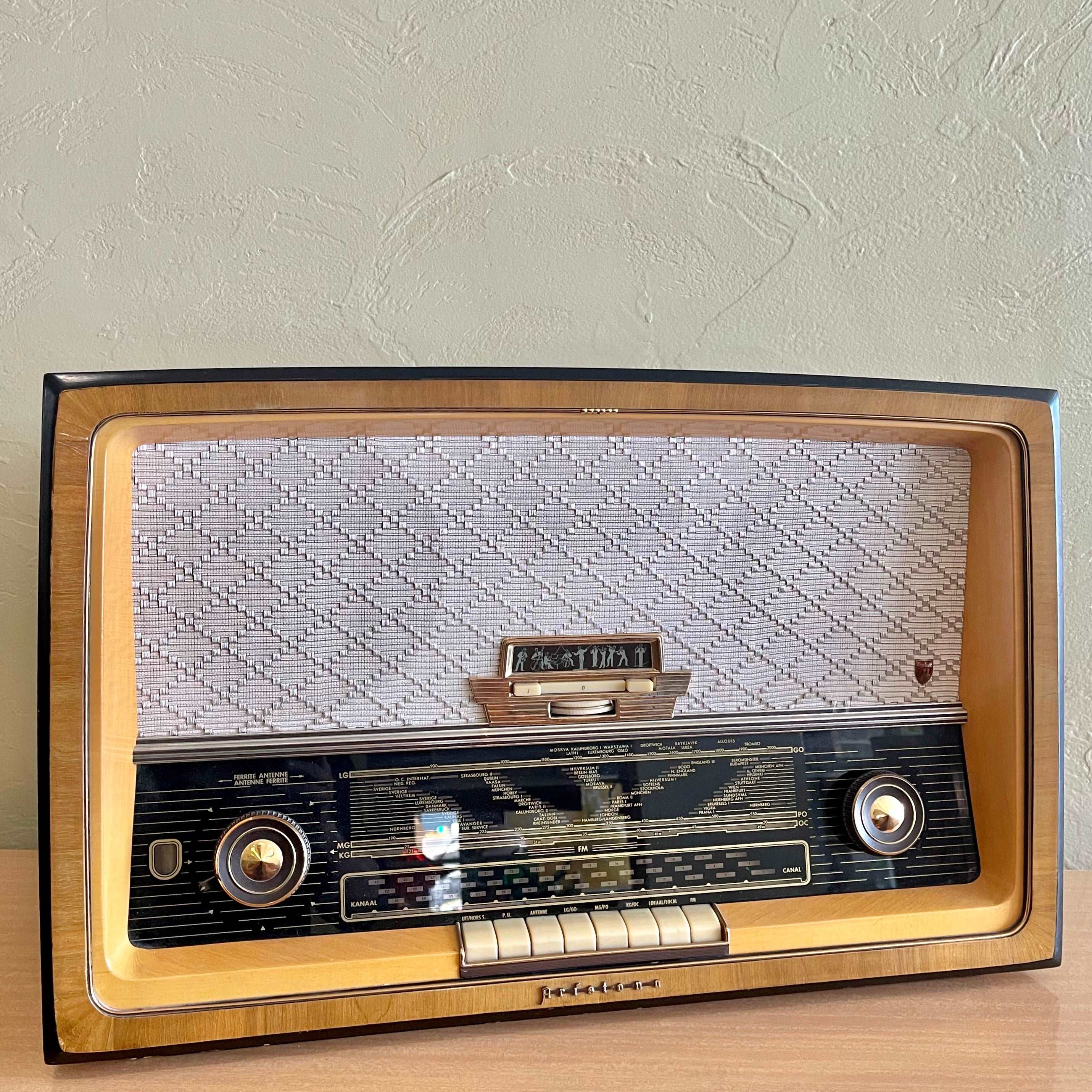Aristona 1950s Tube Radio SA-5029-A