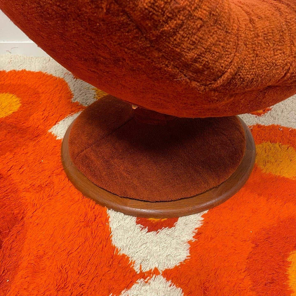 Swivel base detail on R. Huber scoop chair
