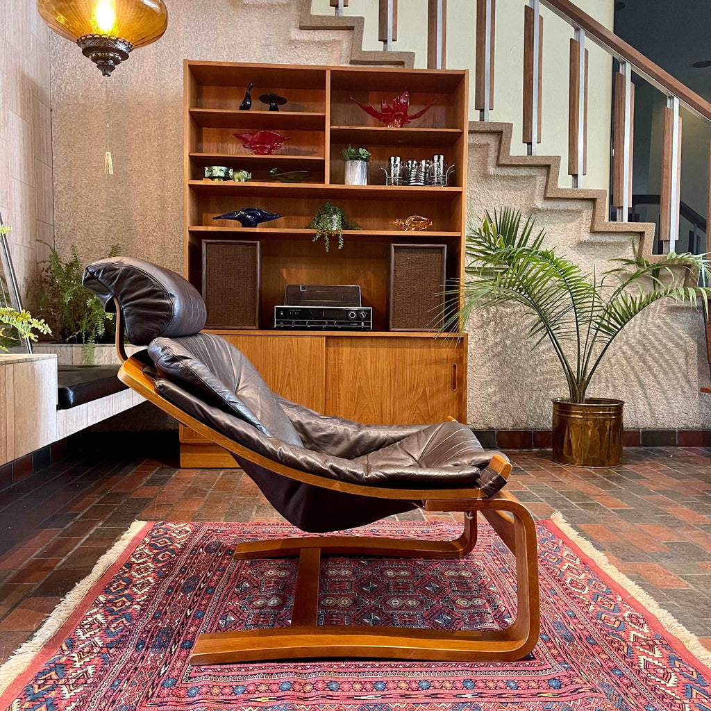 side view of 1970s Kroken lounge chair by Åke Fribytter for Nelo with leather upholstery and curved teak frame 