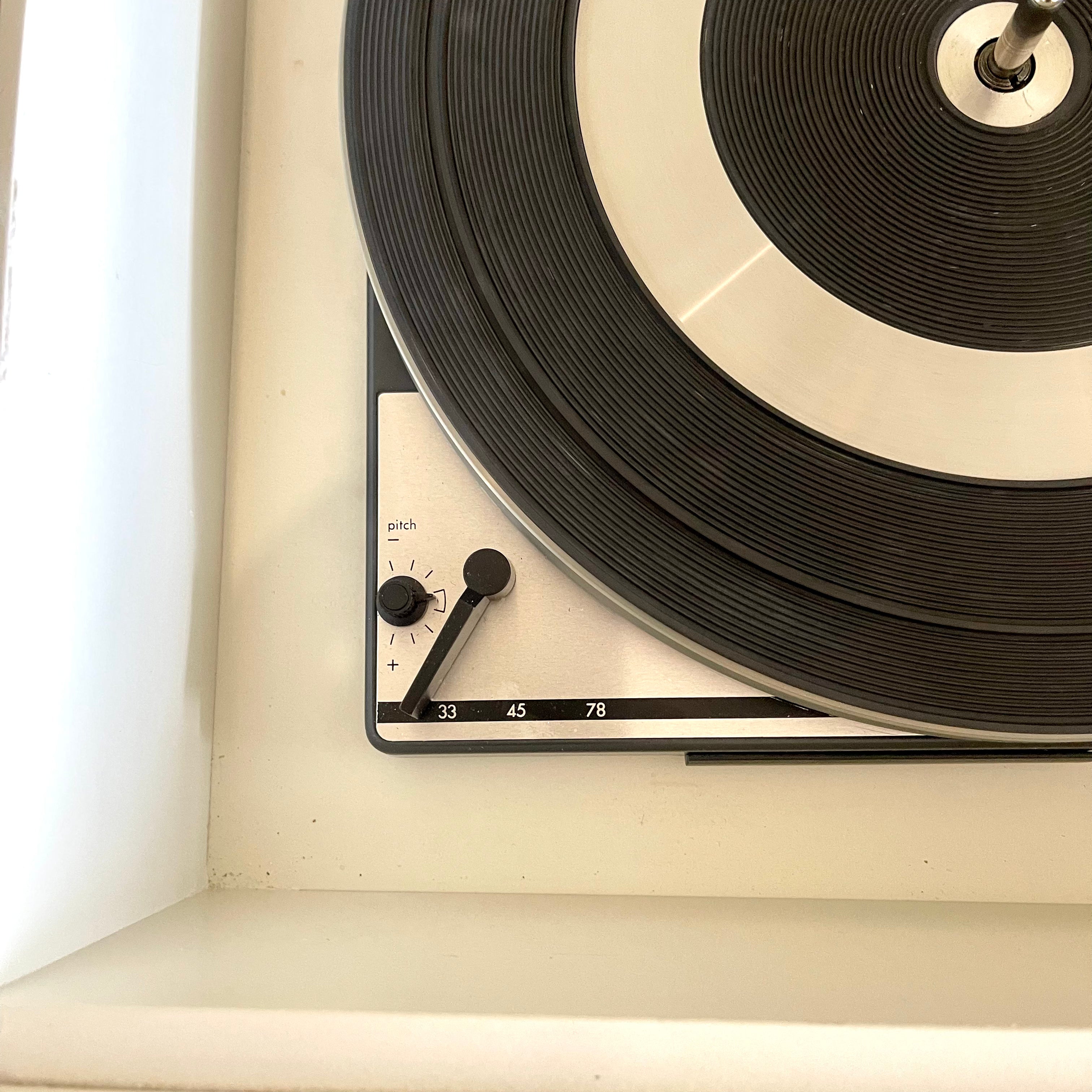 White and aluminum Space Age Hi-Fi Studio 550 Alltransistor Made in Germany “Troika Kub” speakers, base box, turntable and radio. Mr. Mansfield Vintage  