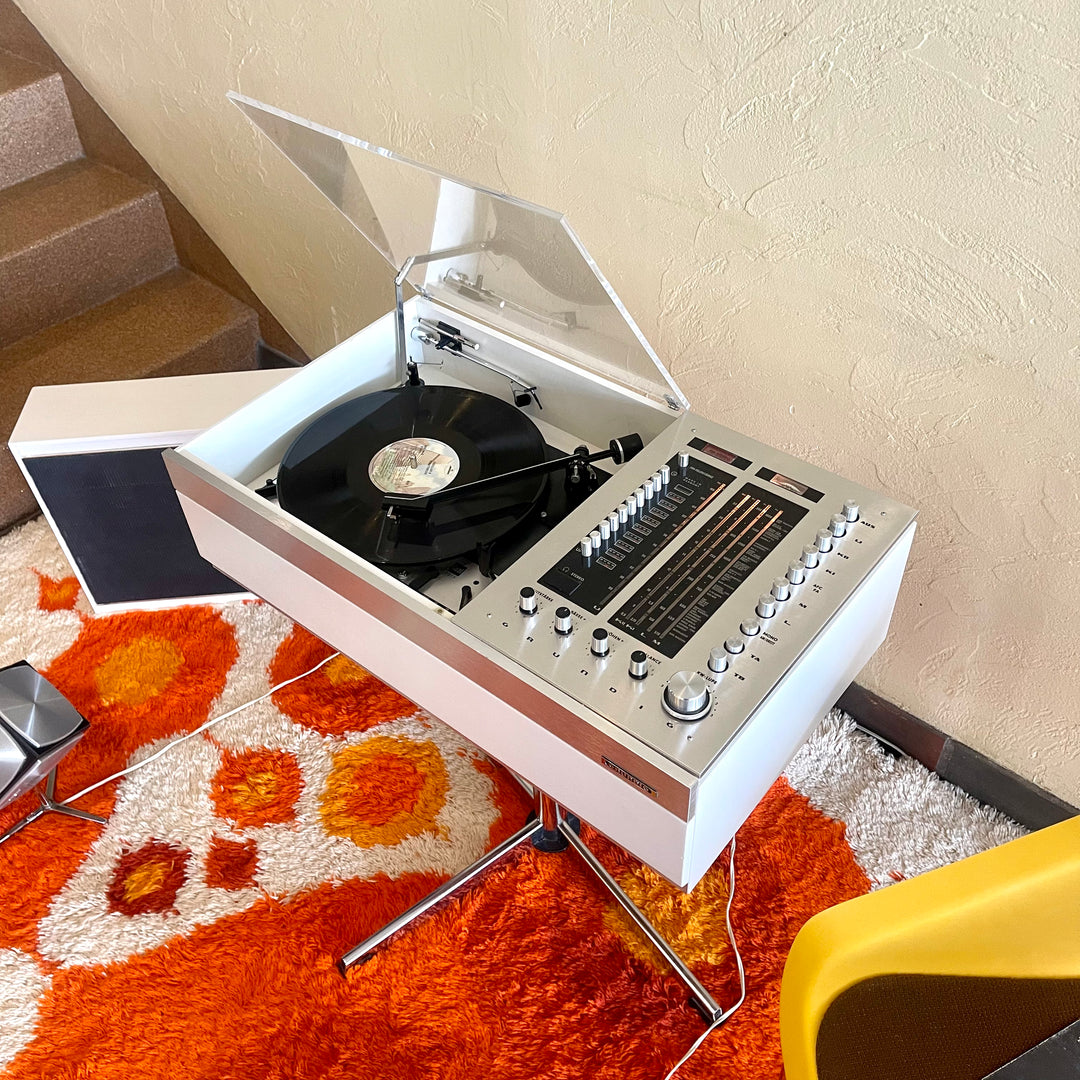 White and aluminum Space Age Hi-Fi Studio 550 Alltransistor Made in Germany “Troika Kub” speakers, base box, turntable and radio. Mr. Mansfield Vintage  