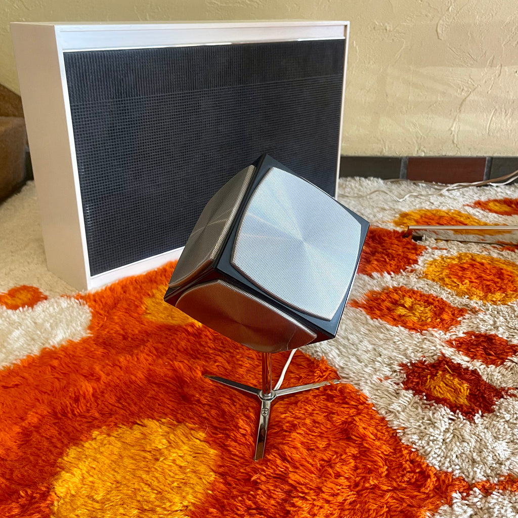 White and aluminum Space Age Hi-Fi Studio 550 Alltransistor Made in Germany “Troika Kub” speakers, base box, turntable and radio. Mr. Mansfield Vintage  