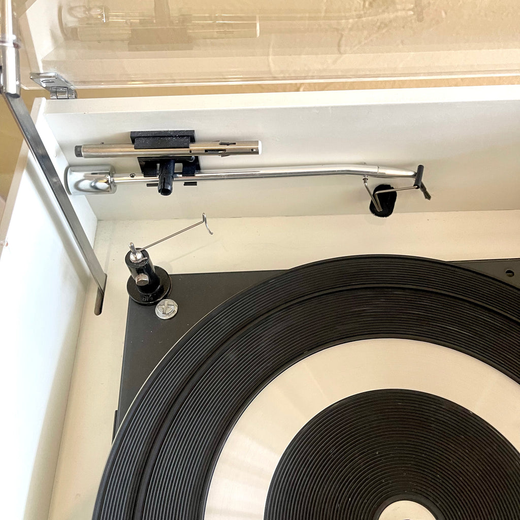 White and aluminum Space Age Hi-Fi Studio 550 Alltransistor Made in Germany “Troika Kub” speakers, base box, turntable and radio. Mr. Mansfield Vintage  