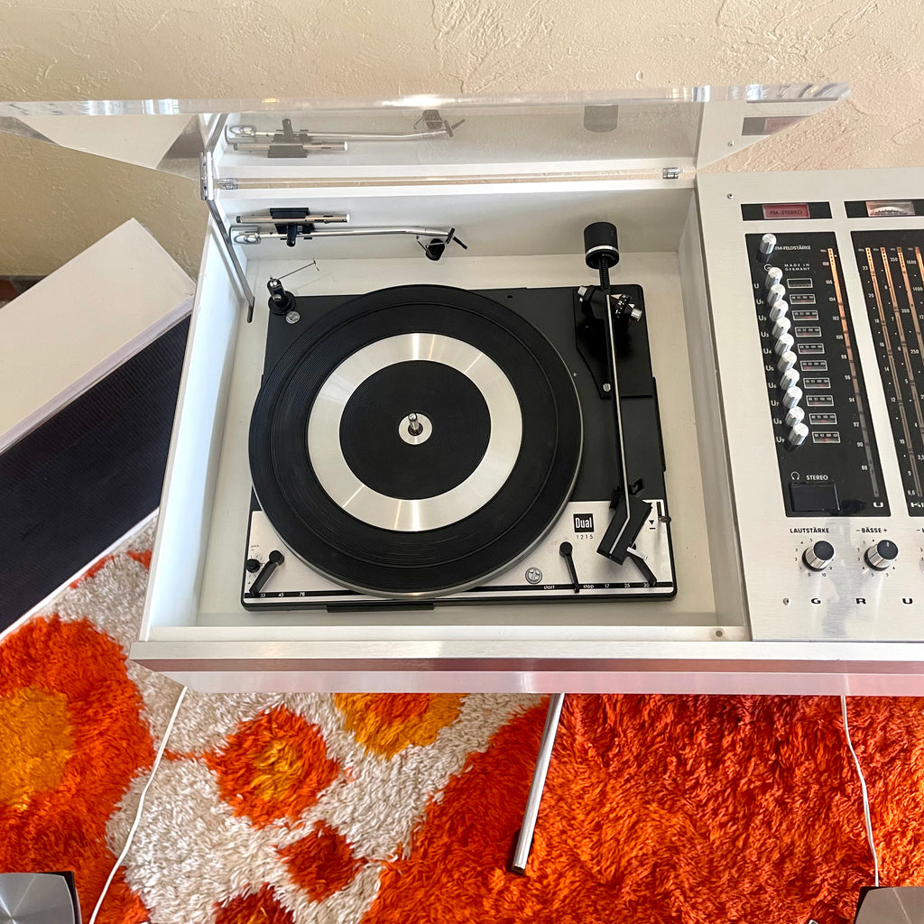 White and aluminum Space Age Hi-Fi Studio 550 Alltransistor Made in Germany “Troika Kub” speakers, base box, turntable and radio. Mr. Mansfield Vintage  