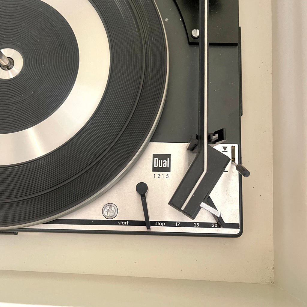 White and aluminum Space Age Hi-Fi Studio 550 Alltransistor Made in Germany “Troika Kub” speakers, base box, turntable and radio. Mr. Mansfield Vintage  