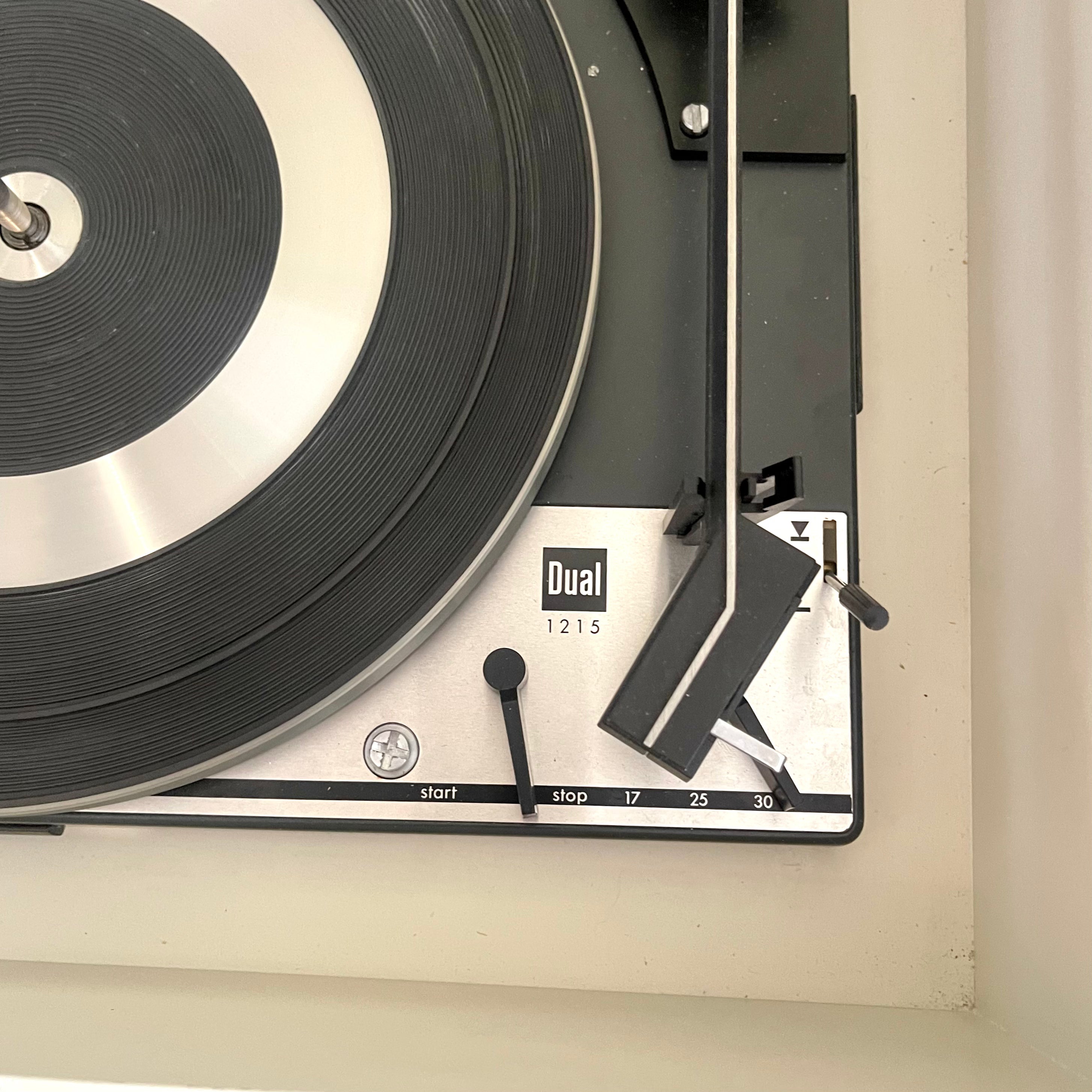White and aluminum Space Age Hi-Fi Studio 550 Alltransistor Made in Germany “Troika Kub” speakers, base box, turntable and radio. Mr. Mansfield Vintage  