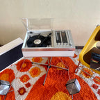 White and aluminum Space Age Hi-Fi Studio 550 Alltransistor Made in Germany “Troika Kub” speakers, base box, turntable and radio. Mr. Mansfield Vintage  