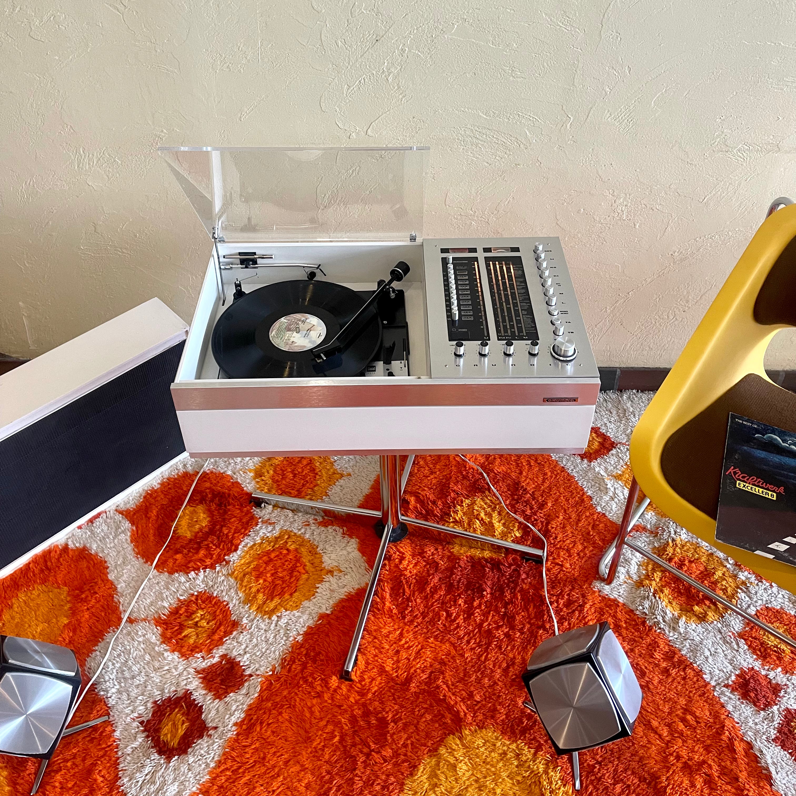 White and aluminum Space Age Hi-Fi Studio 550 Alltransistor Made in Germany “Troika Kub” speakers, base box, turntable and radio. Mr. Mansfield Vintage  
