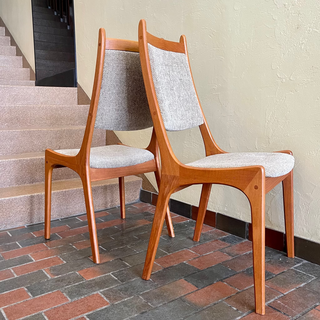 Side view of R. Huber mid-century teak dining chair