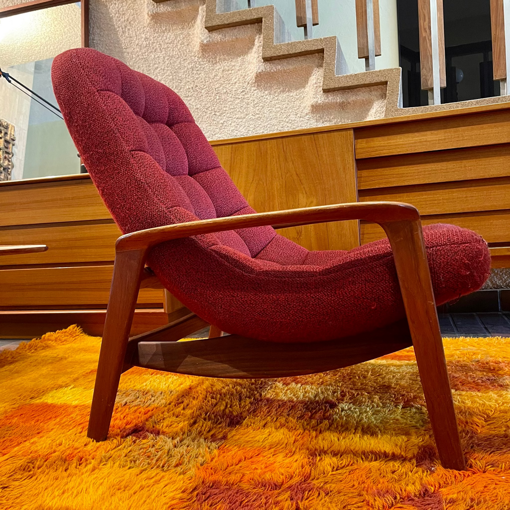Side view of R. Huber scoop lounge chair with deep seat profile