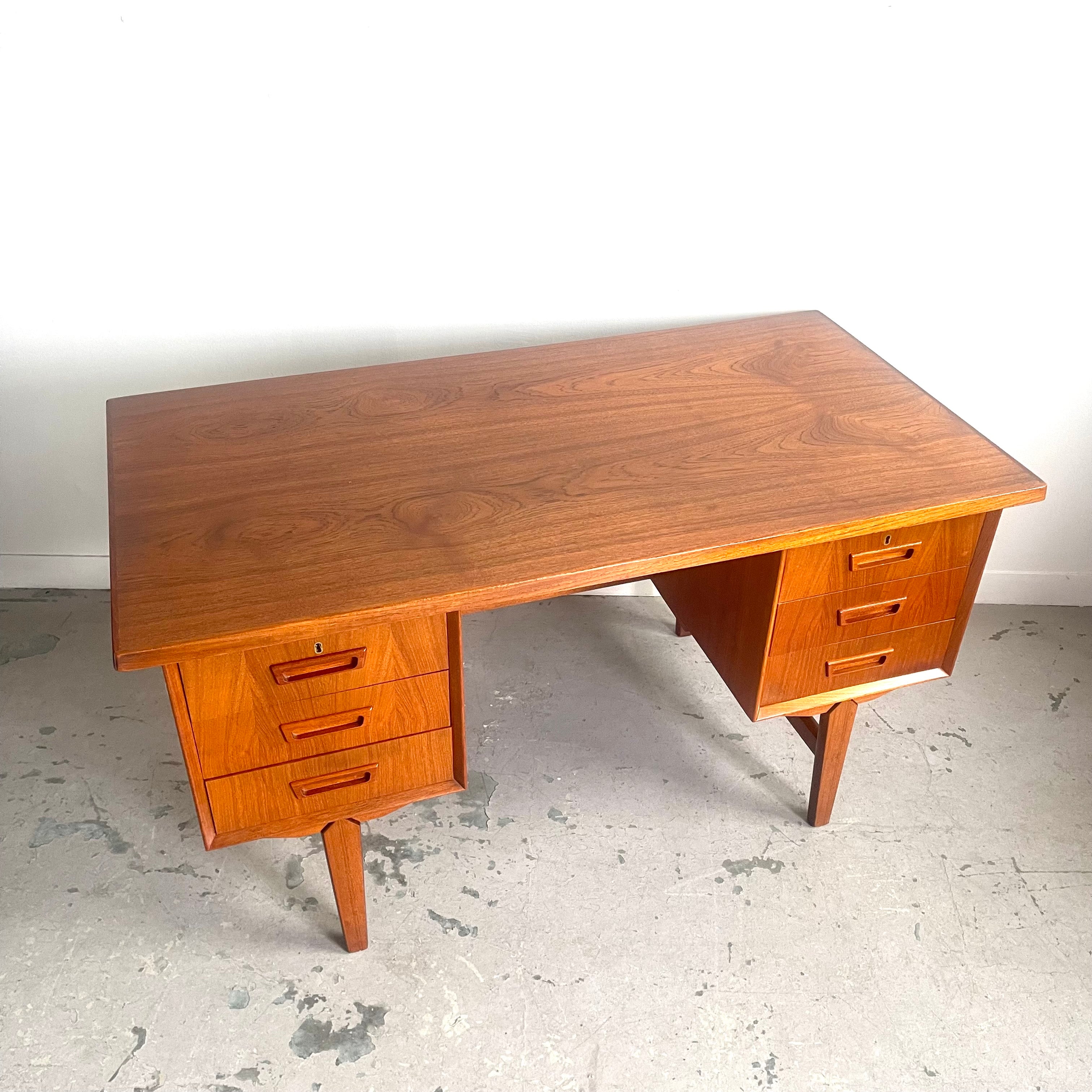 Vintage Teak Open-Back Desk Mr. Mansfield Vintage