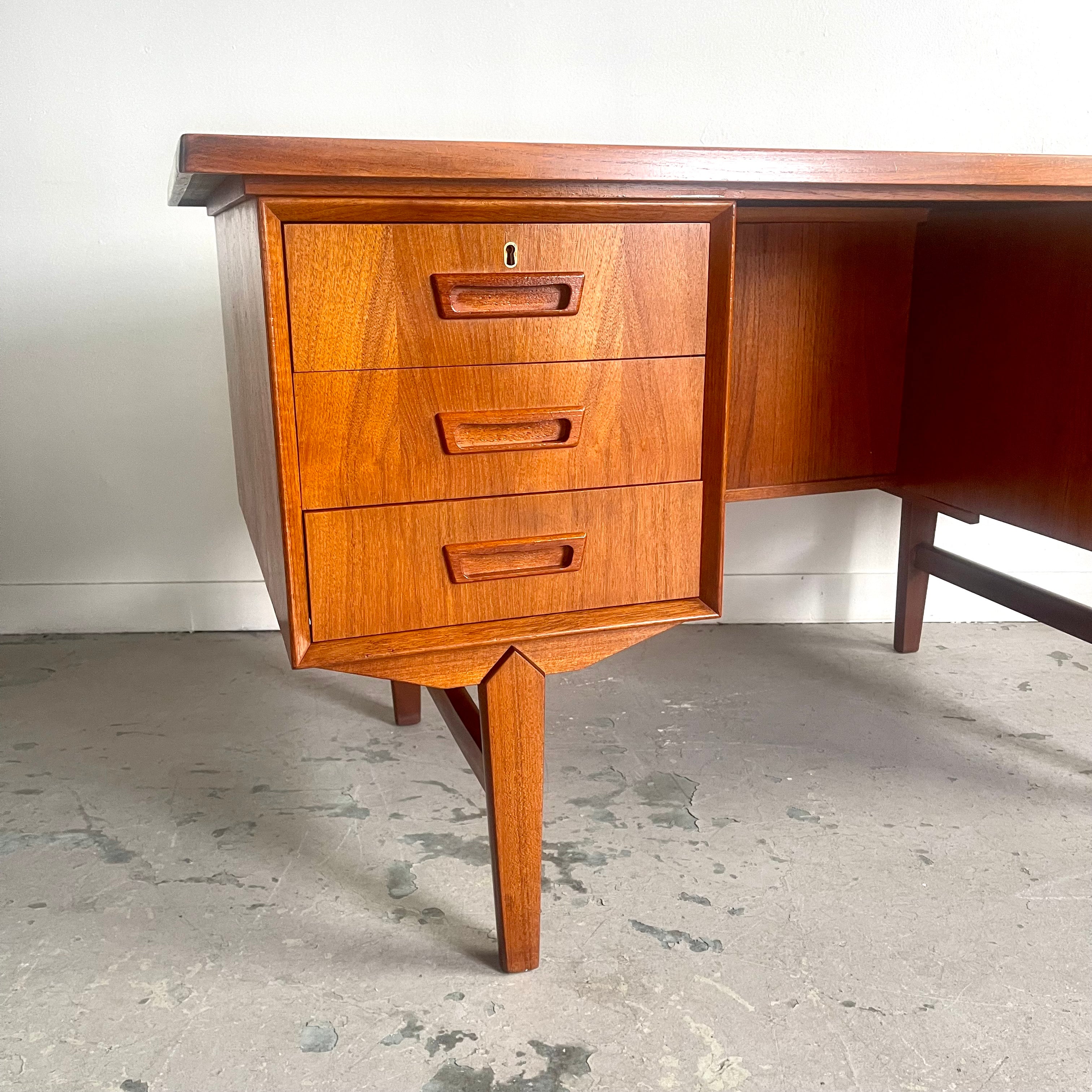 Vintage Teak Open-Back Desk Mr. Mansfield Vintage