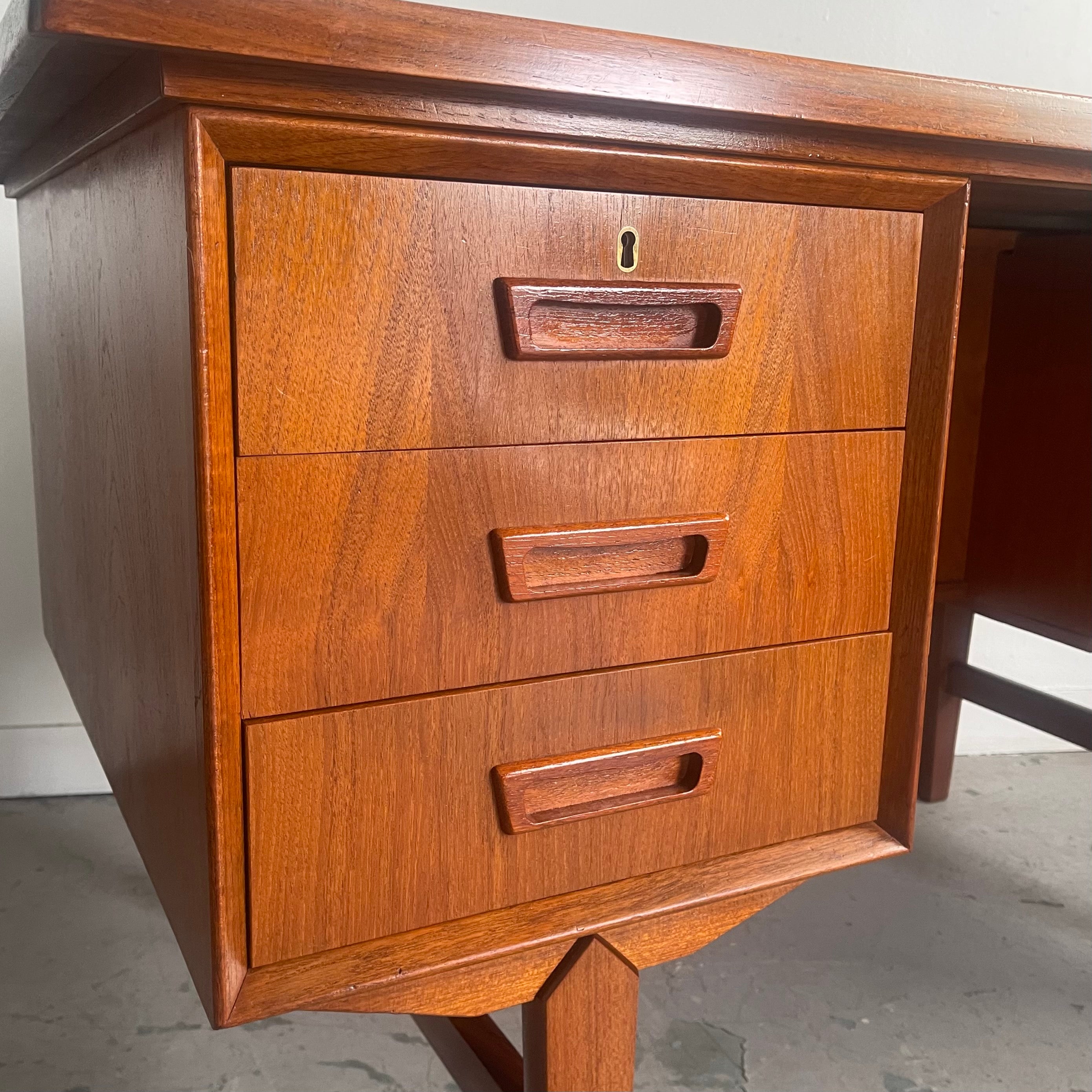 Vintage Teak Open-Back Desk Mr. Mansfield Vintage