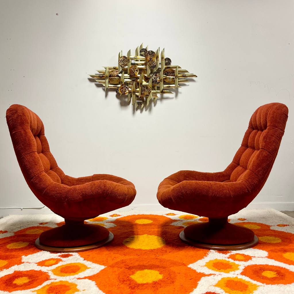 Side view of vintage R. Huber scoop chair with swivel base
