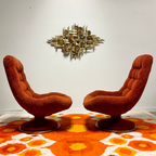 Side view of vintage R. Huber scoop chair with swivel base