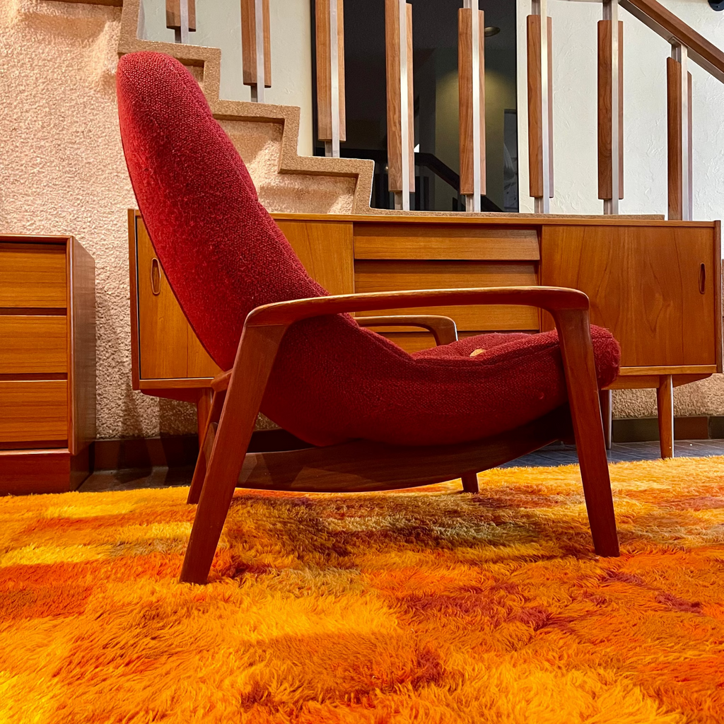 Side view of R. Huber scoop lounge chair with deep seat profile